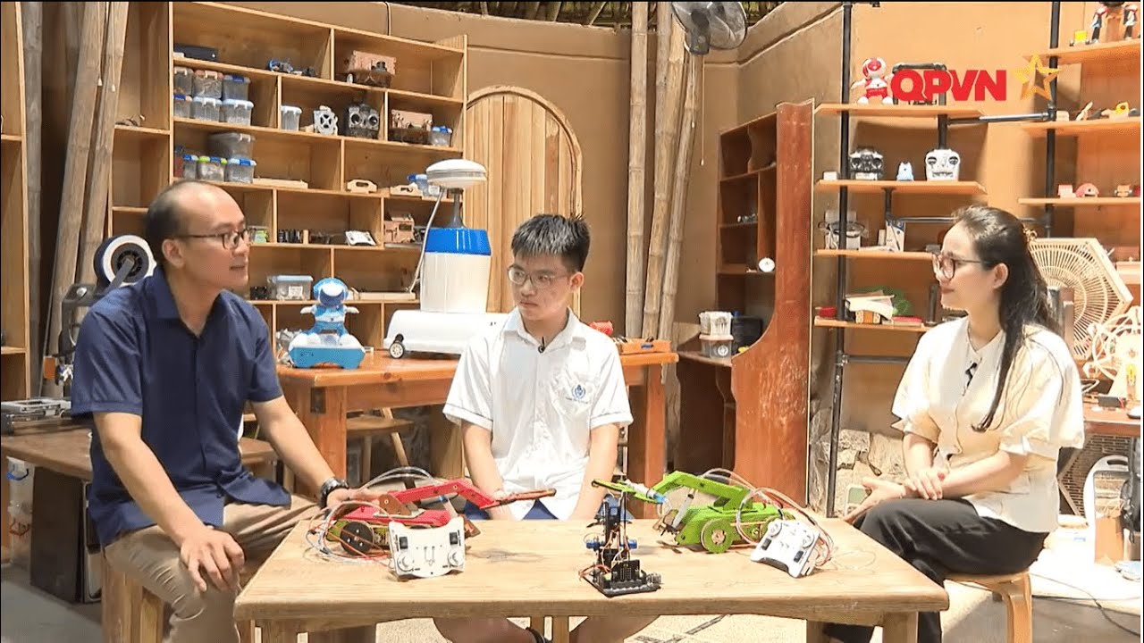 Phóng sự QPVN : Dự án chế tạo robot từ vật liệu tái chế của học sinh trường Maya