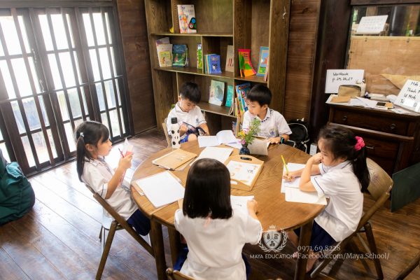 Bức tranh toàn cảnh về lớp học Montessori tiểu học