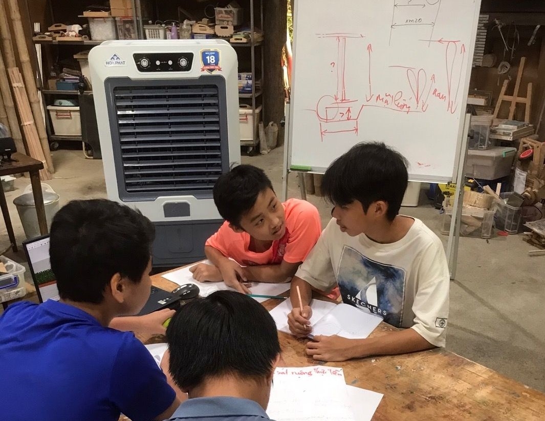 Học sinh THCS Maya thảo luận để lập kế hoạch trong một Dự Án Học Tập Thực Tế