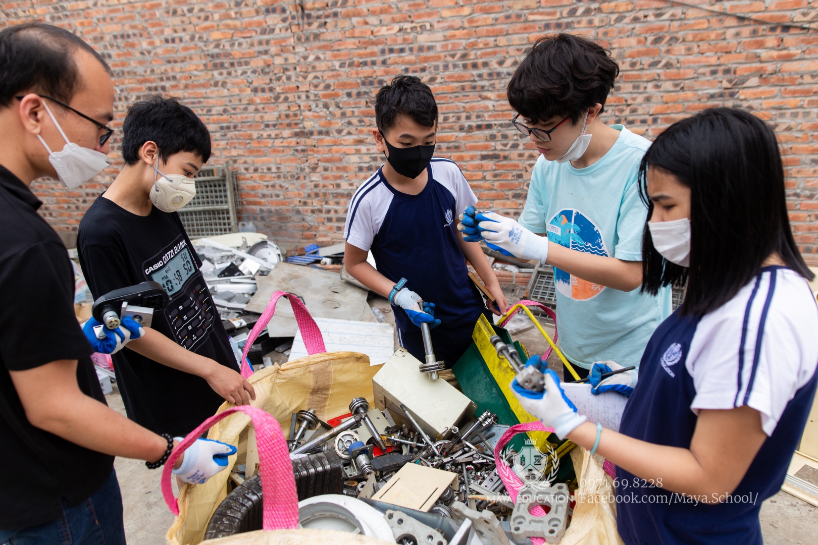 Học sinh THCS Maya đi chợ đồ cũ mua vật liệu cho dự án học tập Chế tạo Robot phục vụ từ vật liệu tái chế