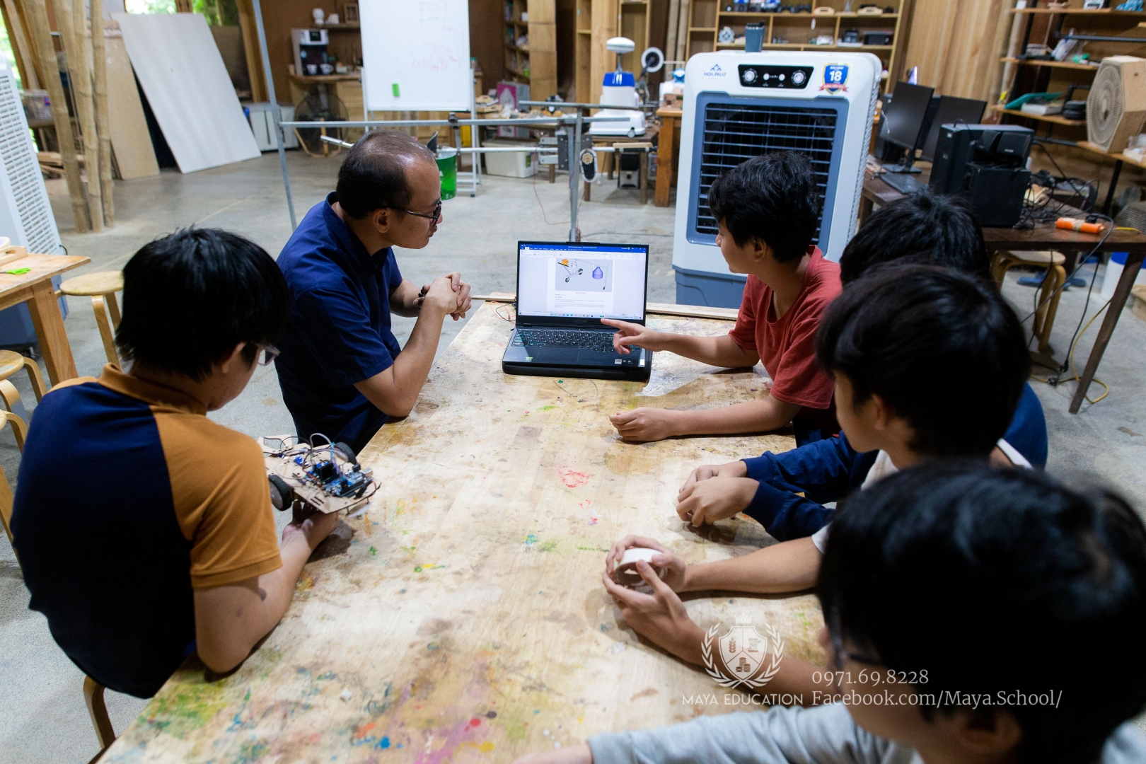 Học sinh THCS Maya thảo luận về Bản thiết kế máy hút bọ nhảy trong một Dự Án Học Tập Thực Tế 