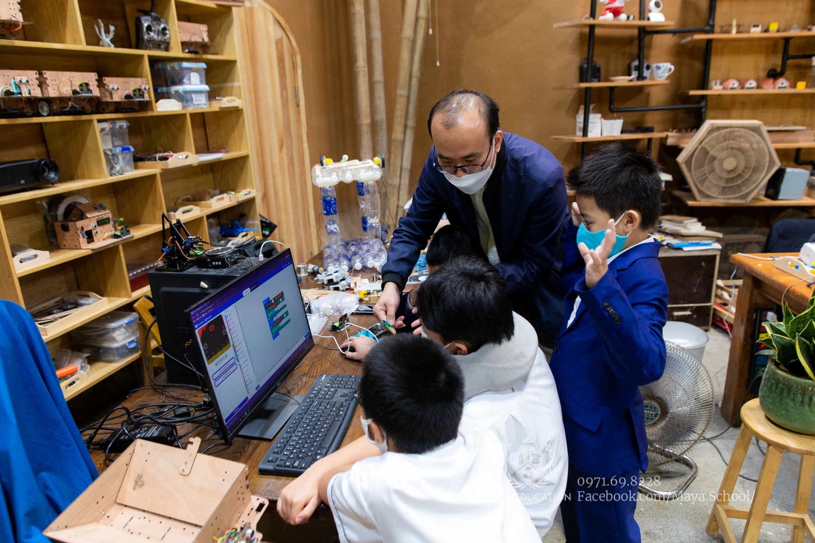 Học sinh THCS Maya lập trình trong dự án học tập Chế tạo Robot phục vụ từ vật liệu tái chế