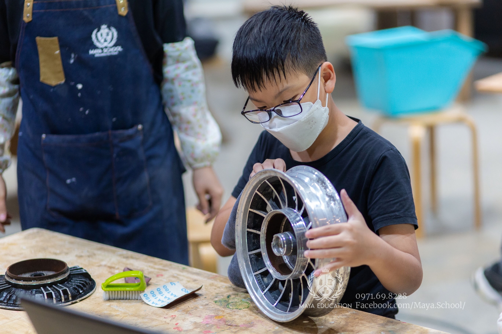 Học sinh THCS Maya trong dự án học tập Chế tạo Robot phục vụ từ vật liệu tái chế