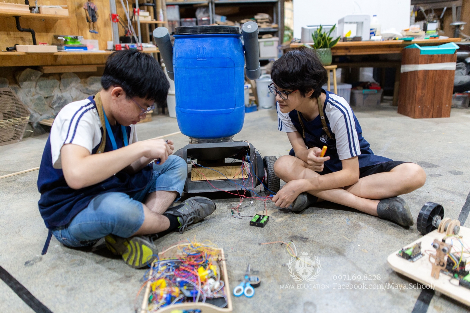 Học sinh THCS Maya thực hiện dự án học tập Chế tạo Robot phục vụ từ vật liệu tái chế