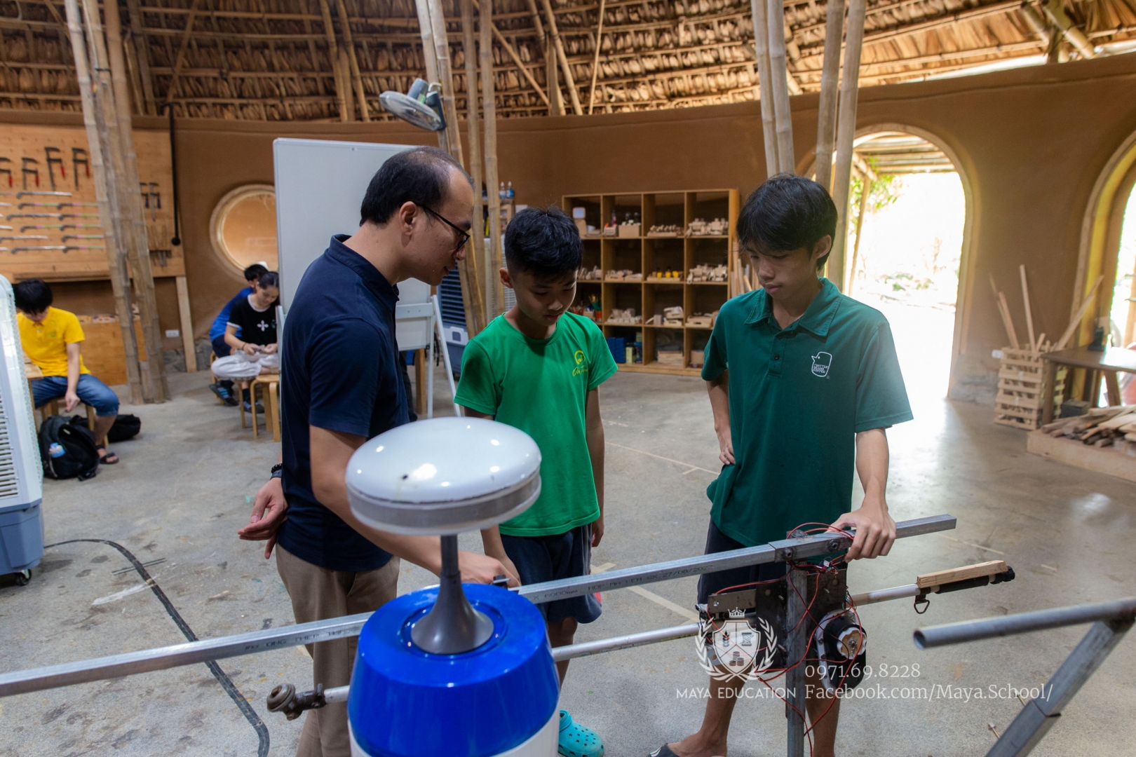 Học sinh THCS Maya chế tạo Máy hút bọ nhảy trong một Dự Án Học Tập Thực Tế 