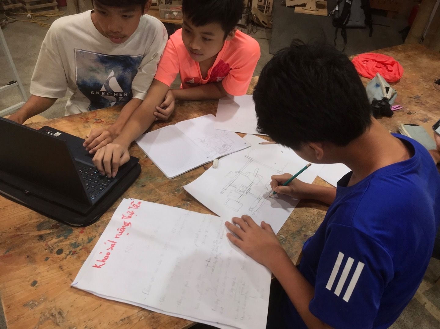 Học sinh THCS Maya thiết kế phác thảo ý tưởng trong một Dự Án Học Tập Thực Tế