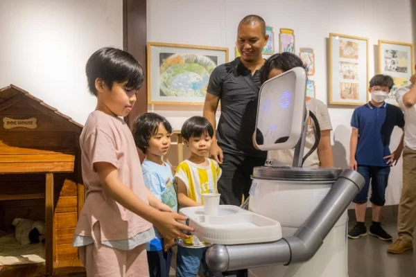 Thầy giáo và học sinh Hà Nội sáng tạo robot từ đồ tái chế, có thể cười và biết phục vụ