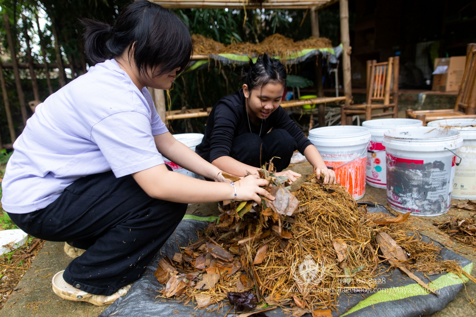 Học sinh THCS Maya phối trộn nguyên liệu trong Dự Án Học Tập hướng dẫn trồng nấm bằng phụ phẩm nông nghiệp