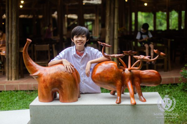 Nhện Hoa – Sản phẩm Tượng điêu khắc gỗ của Học sinh Nguyễn Đông Phong – Lớp 8 trong Dự án Sáng tác tranh, tượng về văn hoá các dân tộc Việt Nam