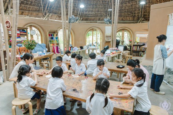 Sản xuất búp bê vải khâu tay – Dự án thực tế của học sinh Lower Elementary tại Xưởng Thủ công Mỡ