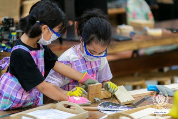Dự án Sản xuất đèn bàn từ gỗ tái chế của học sinh Lower Elementary tại Xưởng Mira Wood Workshop