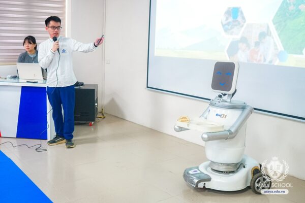 Học sinh Maya gây ấn tượng với phần trình bày tại Tọa đàm về Mô hình FABLAB tại Đại học Khoa học & Công nghệ Hà Nội