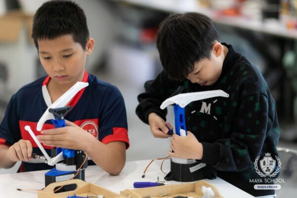 Dự án Chế tạo cánh tay Robot của học sinh Upper Elementary tại Xưởng Rio Automation Lab
