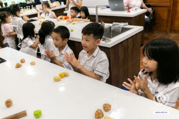 Dự án Tay con nặn lời cảm ơn của học sinh Lower Elementary tại Roots Kitchen