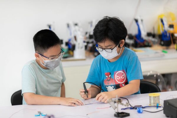 Dự án Sắc Màu Công Nghệ của học sinh Upper Elementary tại Xưởng Rio Automation Lab