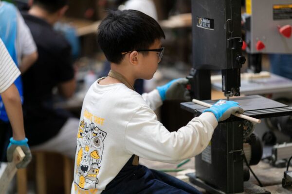 Dự án Sản xuất sản phẩm Bàn bóng rổ mini từ gỗ tái chế của học sinh Upper Elementary tại Xưởng Mira Wood Workshop